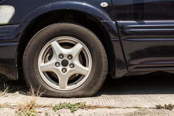 Aké príčiny stoja za poklesom tlaku v pneumatikách?